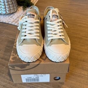 Mens Palladium Palla Ace Sneaker in Abbey Stone.  New in box.  Size 5.5